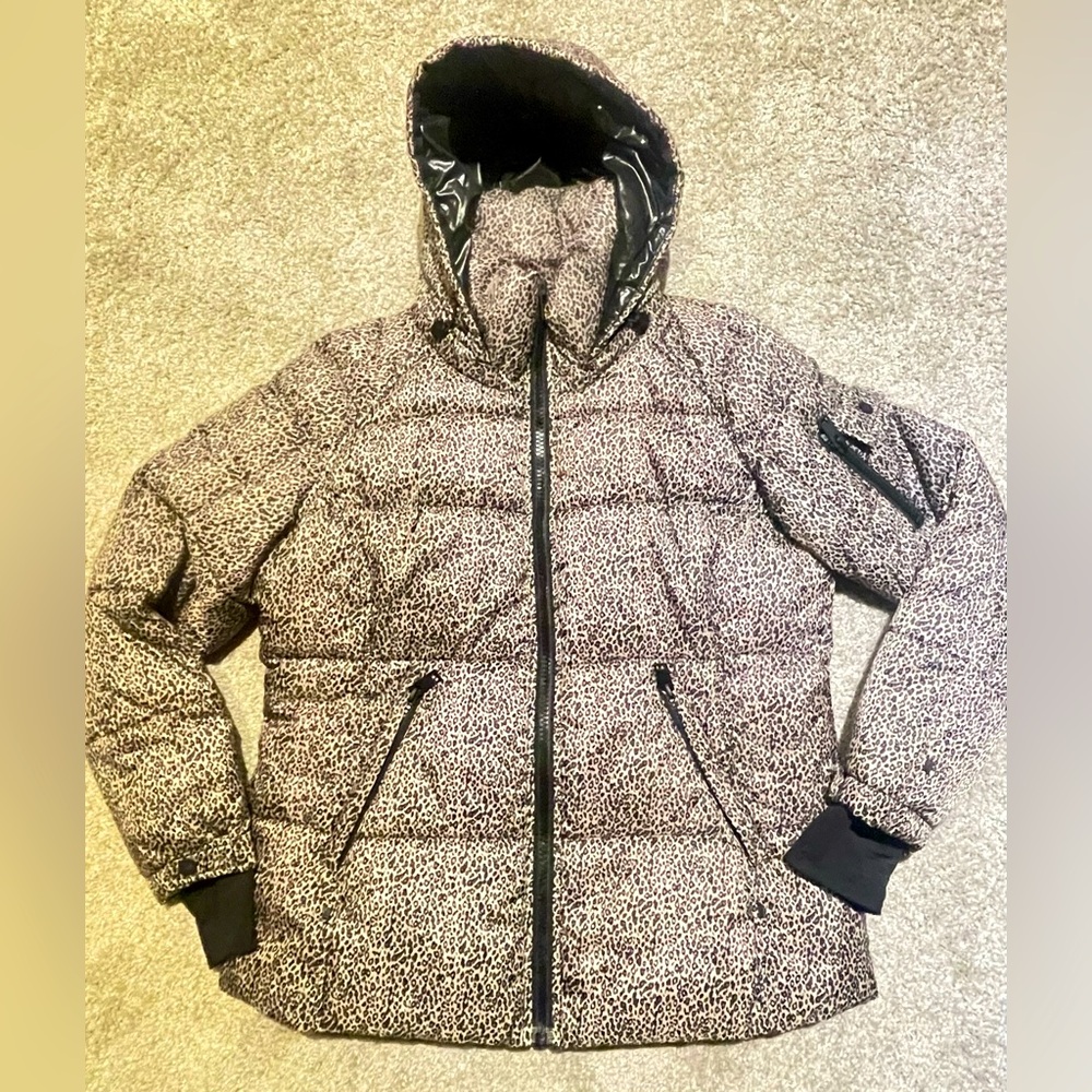 Beautiful snow coat... women's size L.  Adjustable cinch hood. Plenty of pockets